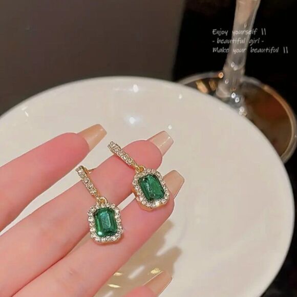 🔅🆕🔅 Elegant Chic 14K Plated Emerald Drop Earrings✨ - Picture 6 of 12